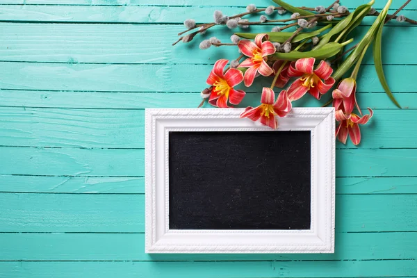 Rote Tulpen und leere Tafel — Stockfoto