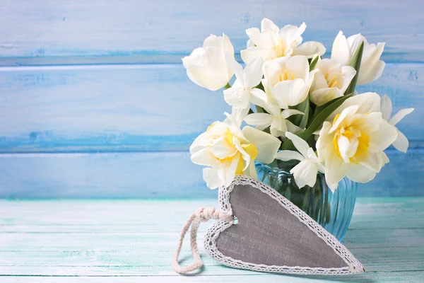 Белые тюльпаны и нарцисс — стоковое фото