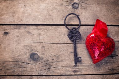 Dekoratif kalp ve vintage anahtar