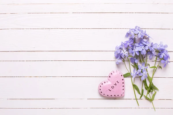 Blå blommor och dekorativa hjärta — Stockfoto