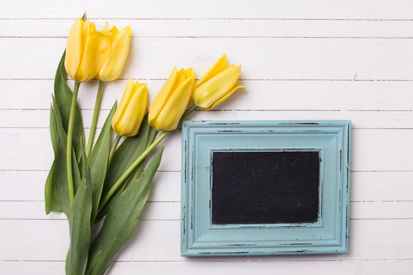 Žluté tulipány a prázdné tabule — Stock fotografie