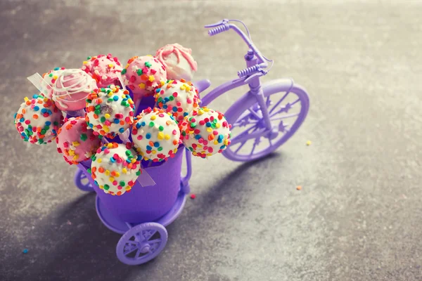 自転車でケーキをポップアップ表示されます。 — ストック写真