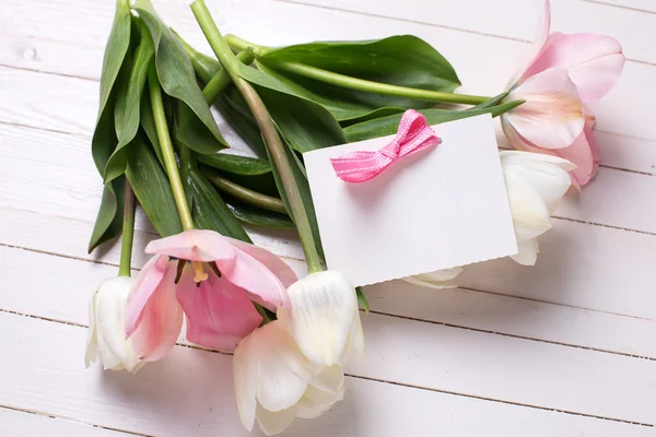 Achtergrond met witte en roze bloemen — Stockfoto