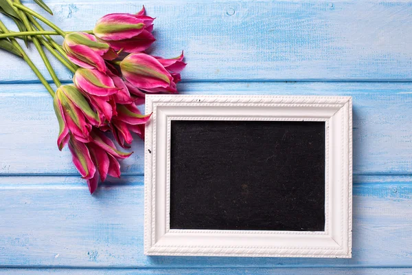Pink  tulips and  empty blackboard — Stock Photo, Image