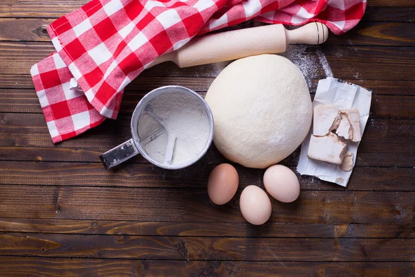 Dough and ingredients for it — Stock Photo, Image
