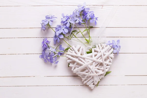 Flores azules y corazón decorativo — Foto de Stock