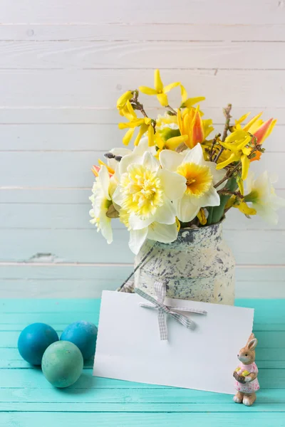 Spring yellow daffodils in vase — Stock Photo, Image