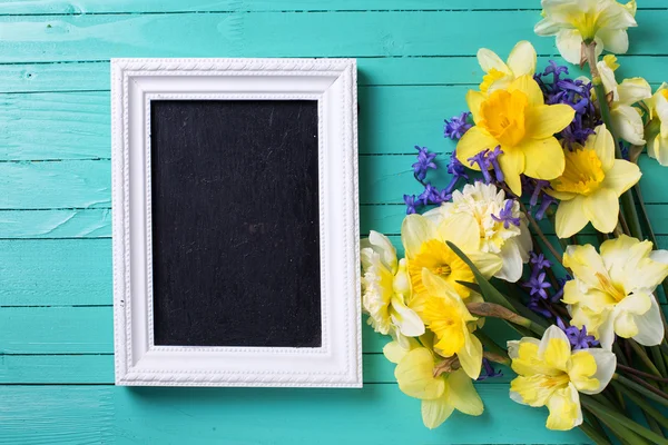 Bunte Frühlingsblumen und Tafel — Stockfoto