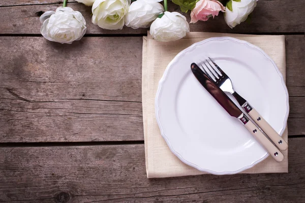 Flowers, knife and fork on plate — Stock Photo, Image
