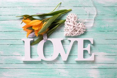 Sarı bahar laleler ve kelime aşk