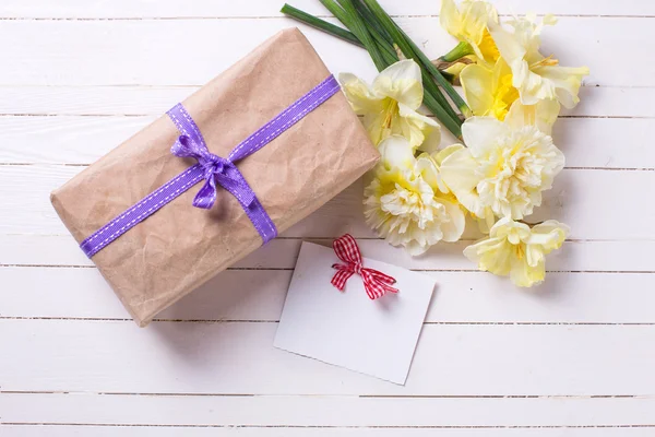 Presente, flores frescas de primavera — Foto de Stock