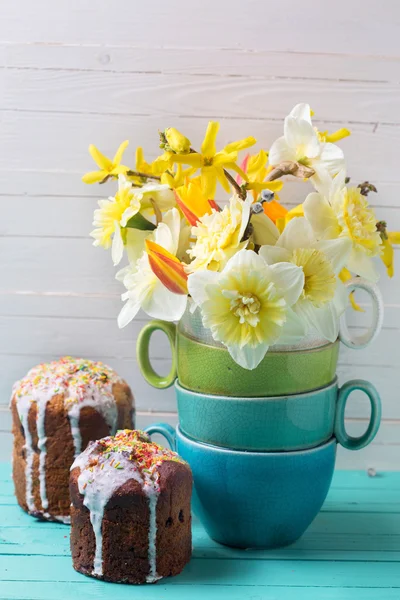 Flowers and Easter cakes — Stock Photo, Image