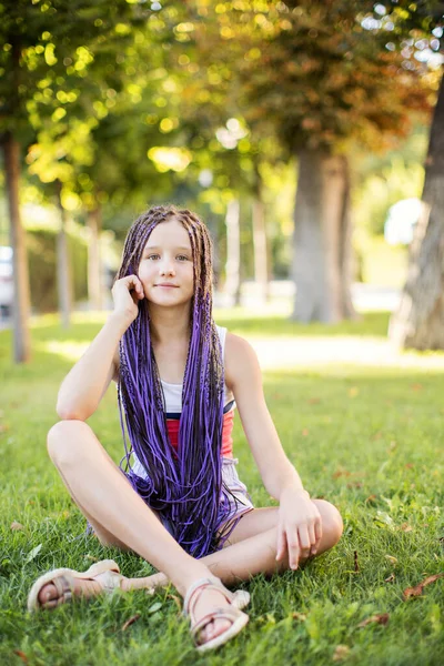 Portret Pięknej Nastolatki Outdoor — Zdjęcie stockowe