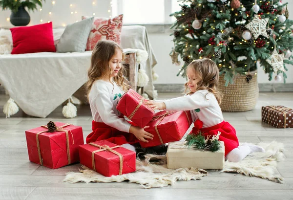 Irmãzinhas Giras Perto Árvore Natal Conceito Natal — Fotografia de Stock