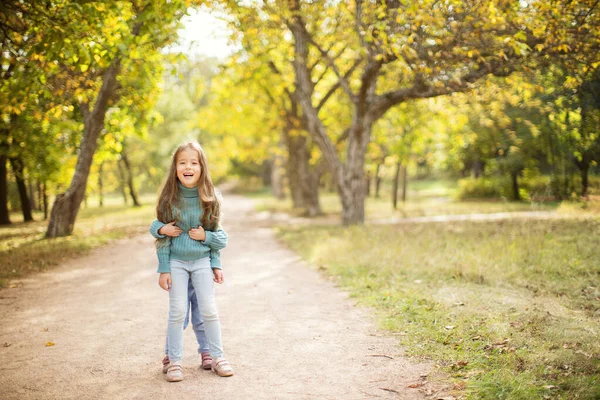 Due Simpatiche Sorelle Felici Che Giocano All Aperto Nel Parco — Foto Stock