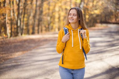 Dağlarda yürüyüş yapan genç bir kadın..