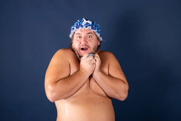 Divertido hombre gordo en gorra azul cantar en la ducha — Foto de Stock