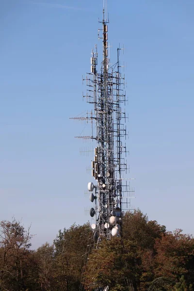带有天线的电信塔 连接天线无线 卫星和快速互联网 — 图库照片