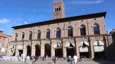 Piazza Maggiore 'da bulunan Palazzo del Poest (Belediye Başkanı Sarayı) şehir binası. Bolonya, İtalya