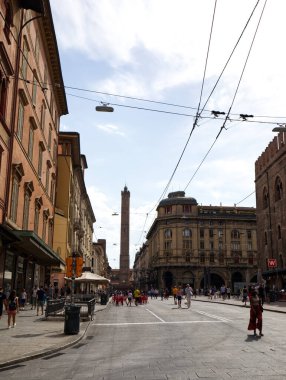 Via Rizzoli, arka planında ünlü kuleleri Asinelli ve Garisenda olan. Bolonya, İtalya