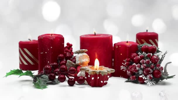 Χριστουγεννιάτικα Στολίδια Ένα Αγγελούδι Αναμμένα Κεριά Και Μούρα — Αρχείο Βίντεο