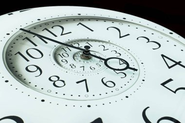 Modern beyaz sonsuzluk sarmal saati. Sonsuz zaman kavramı. Yakın plan.