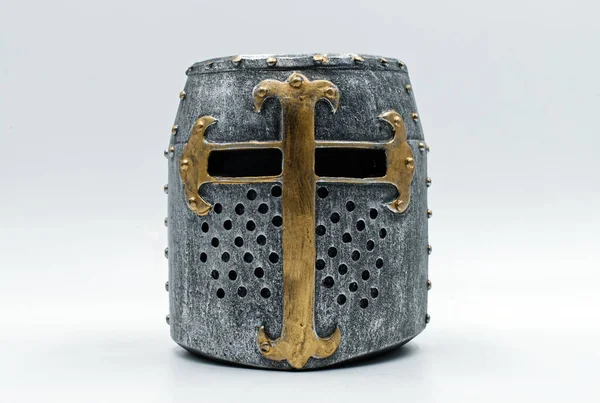 白色背景的中世纪骑士头盔 — 图库照片