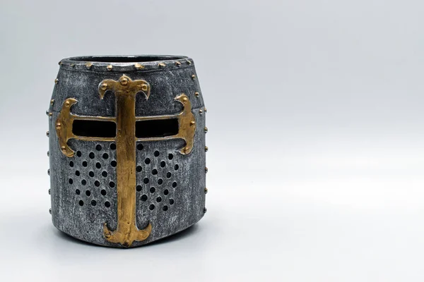 中世の騎士のヘルメットは ボードで白に隔離された書き込み — ストック写真