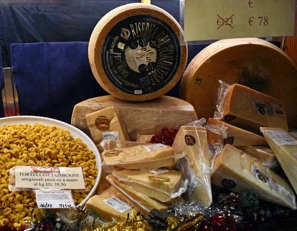 クリスマス休暇中の販売のための伝統的な食品 Tortelini パルミジャーノ レッジャーノチーズ イタリア ボローニャ — ストック写真