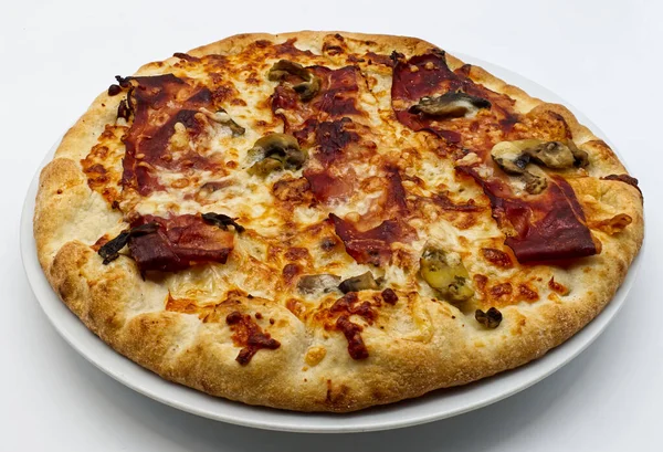 Italienische Pizza Mit Speck Pilzen Und Provolone Käse — Stockfoto