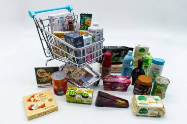 Çeşitli orijinal Coop ürünleri olan alışveriş arabası. Coop İtalya 'daki en büyük süpermarket zinciri. Modern alışveriş merkezi konsepti