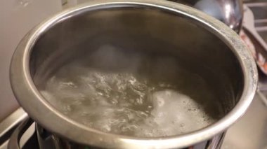 Kaynar suyla birlikte İtalyan makarnası. Kaynar suyun artan etkisi