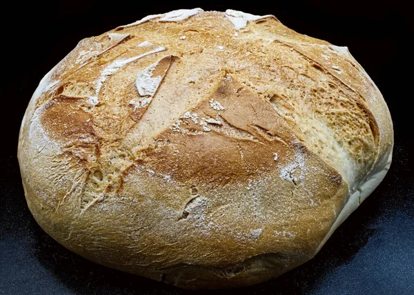 바탕에 격리되어 전통적 이탈리아의 Pane Pugliese Apostal Bread — 스톡 사진