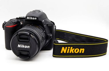 Bologna / İtalya - 11 Kasım 2020: Nikon D5600 beyaz arka planda izole edildi. Stüdyo çekimi.
