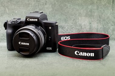 Canon Eos M50 mermer zeminde izole edildi. Stüdyo çekimi.