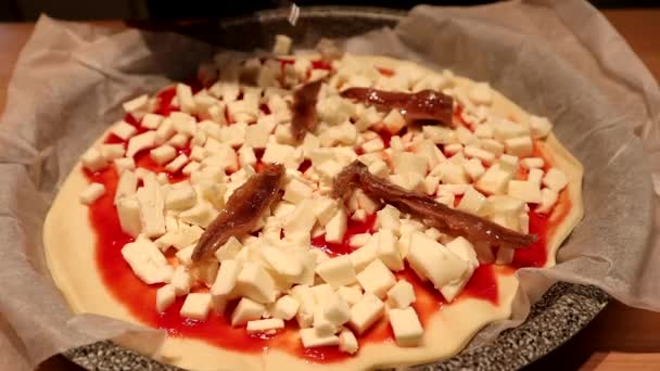 Процесс Приготовления Итальянской Пиццы Добавление Анчоусов Тесто Пиццы — стоковое видео