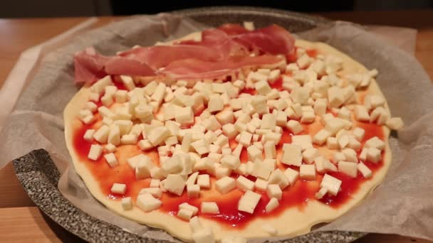 イタリアのピザを作るプロセス ピザ生地にハムのリベラルな量を追加します — ストック動画