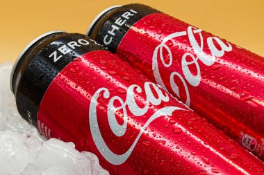 Buzlu Coca Cola kutusu ve su damlacıkları.. 