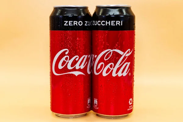 水滴付きコカ コーラの缶 — ストック写真