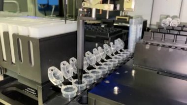  Otomatik pipet yapan robot DNA 'yı analiz eder. Moleküler Biyoloji Laboratuvarı Araştırması