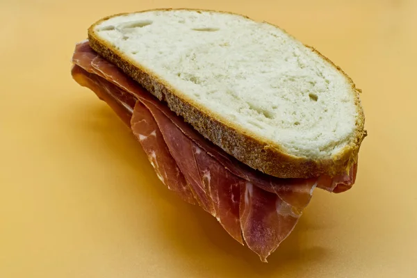 Sandwich Jamón Español Panino Prosciutto Aislado Sobre Fondo Dorado —  Fotos de Stock