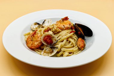 Linguine allo scoglio (deniz ürünleri ile linguine). Spagetti allo scoglio (deniz ürünleriyle spagetti). Geleneksel İtalyan makarnası midye, karides ve midye..