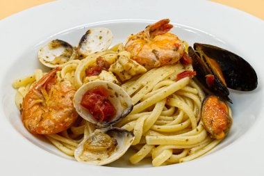 Linguine allo scoglio (deniz ürünleri ile linguine). Spagetti allo scoglio (deniz ürünleriyle spagetti). Geleneksel İtalyan makarnası midye, karides ve midye..