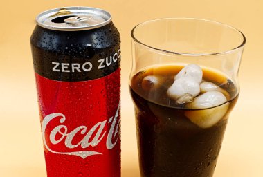 Buzlu ve su damlacıklı Coca Cola..