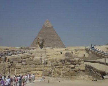 Giza 'daki Büyük Sfenks ve üç piramit. Kahire, Mısır