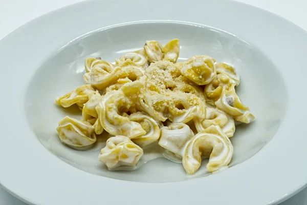 Tortellini Alla Panna Med Parmigiano Reggiano Ost Vit Skål Traditionell — Stockfoto