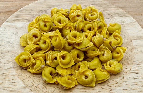 Nyers Tortellini Egy Fából Készült Tálban Asztalon Hagyományos Olasz Tészta — Stock Fotó