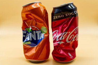 Bolonya / İtalya - 20 Kasım 2020: Boş ve ezilmiş Coca Cola ve Fanta