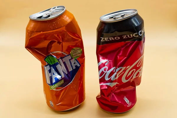 Bologna Italië November 2020 Lege Geplet Coca Cola Fanta Blik — Stockfoto