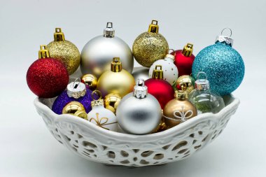 Noel topları bir seramik kasenin içinde. Geleneksel Noel süsü